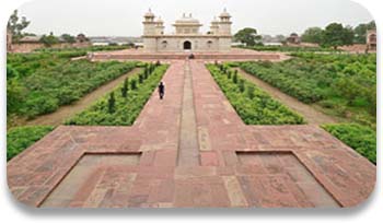 Jardin mogol del Monumento Baby Taj